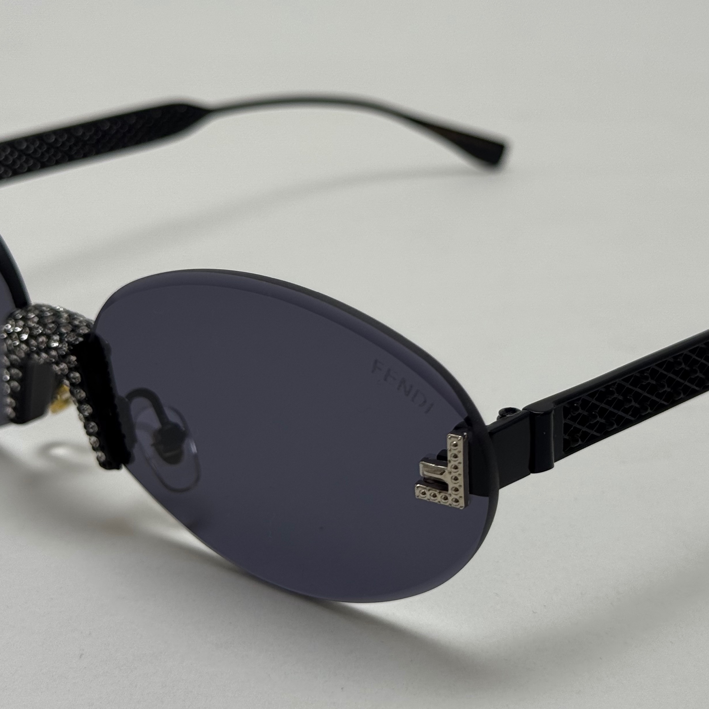 عینک آفتابی زنانه فندی Fendi فریم لس بیضی مدل Oval Frame Diamond Style نگین کاری شده کیفیت مستر تمام مشکی