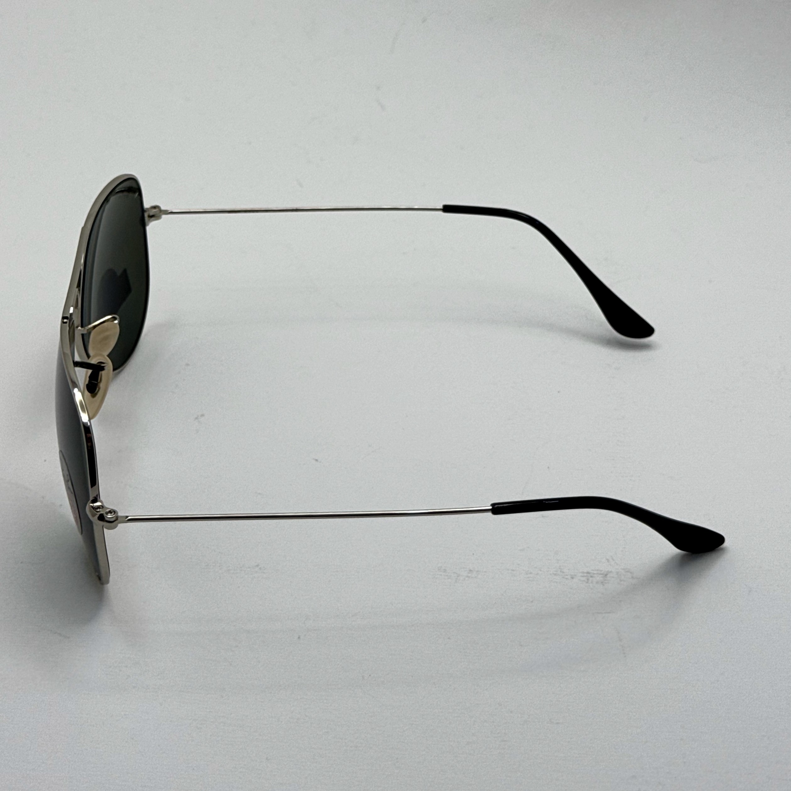 عینک ریبن خلبانی شیشه سنگ پلاریزه سبز با فریم نقره ای به همراه پک کامل ریبن کد Rayban RB 3026