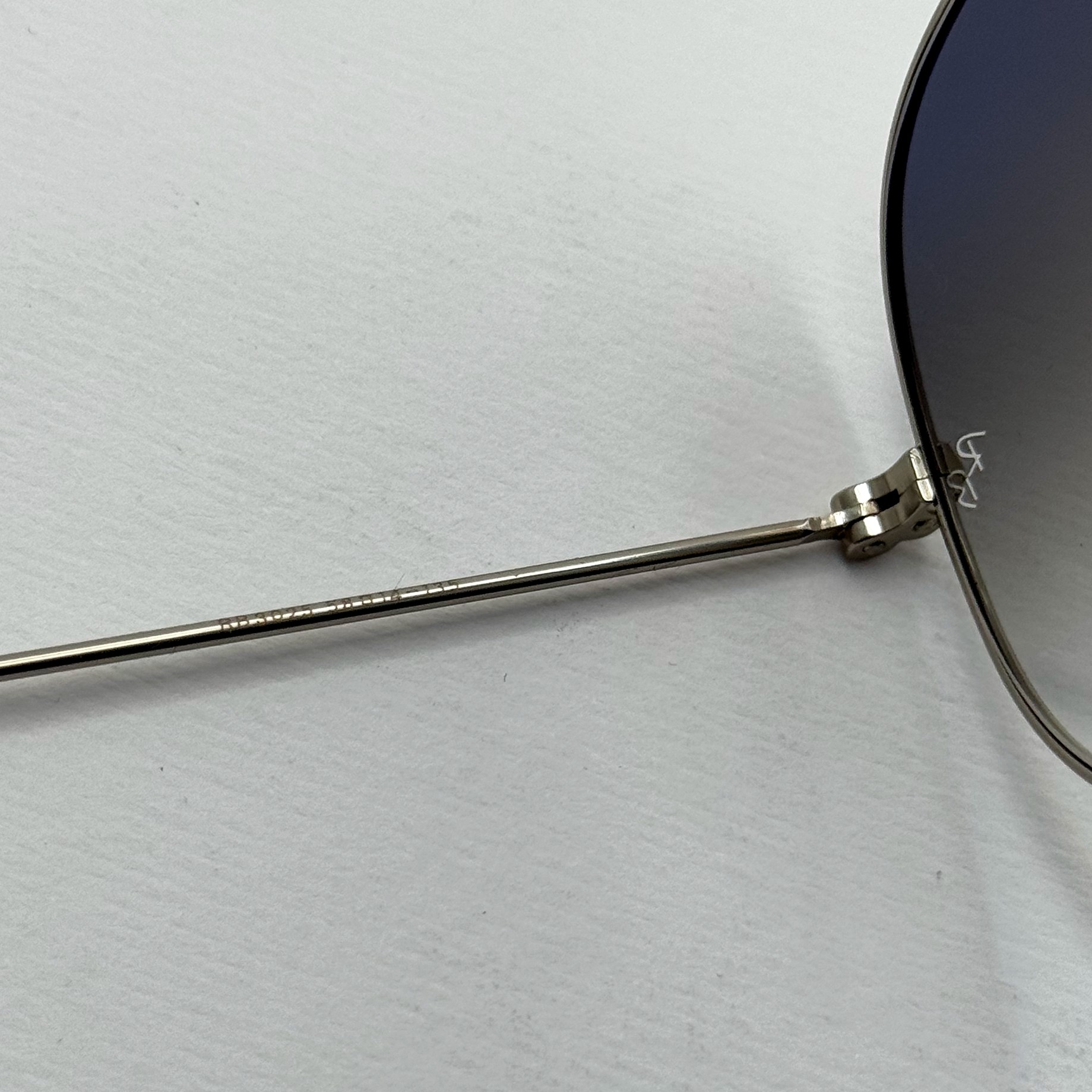 عینک ریبن خلبانی شیشه سنگ آبی هایلایت فریم نقره ای به همراه پک کامل ریبن کد Rayban RB 3025