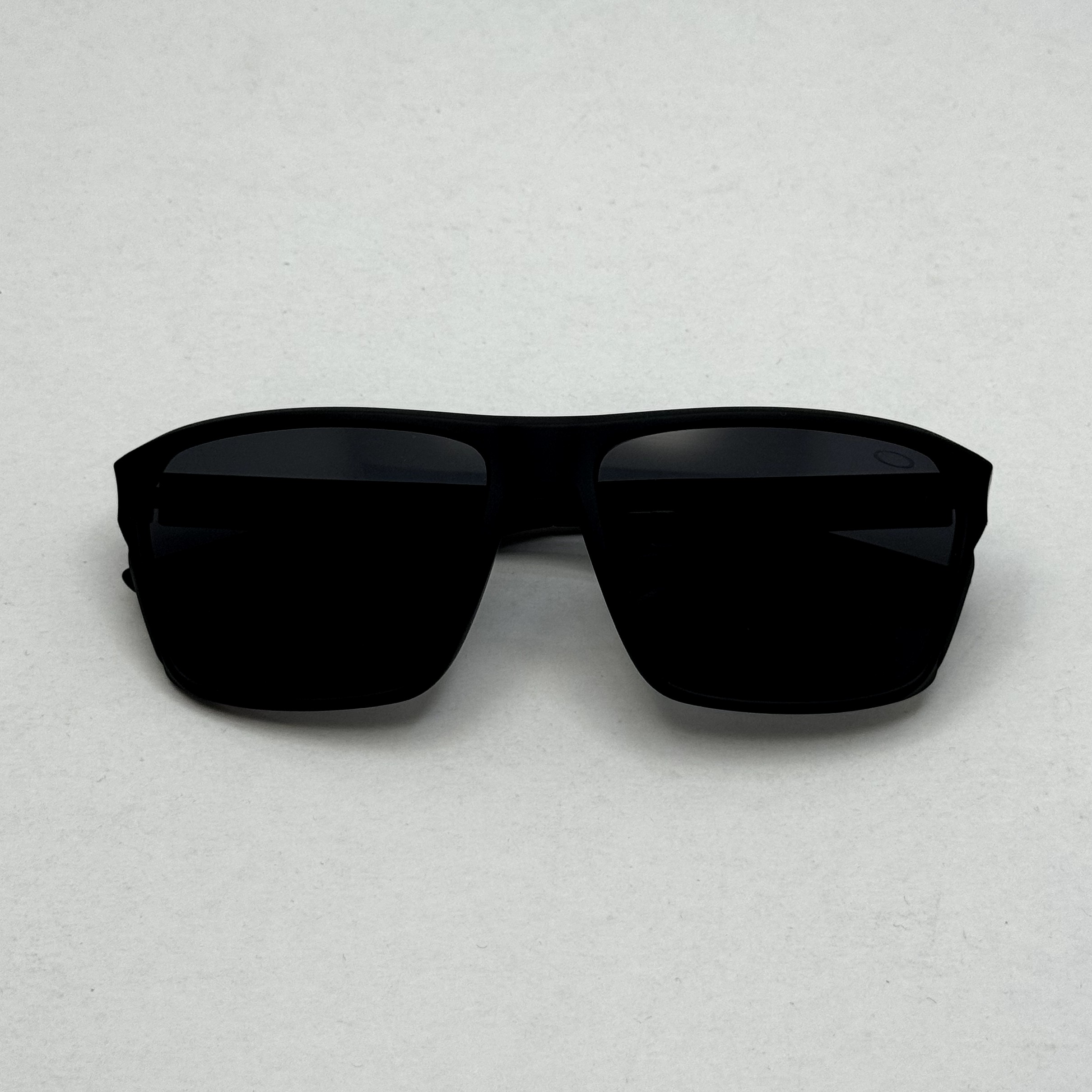 عینک اوکلی مستطیلی پلاریزه سبک OAKLEY آمریکایی مشکی کد WG83107
