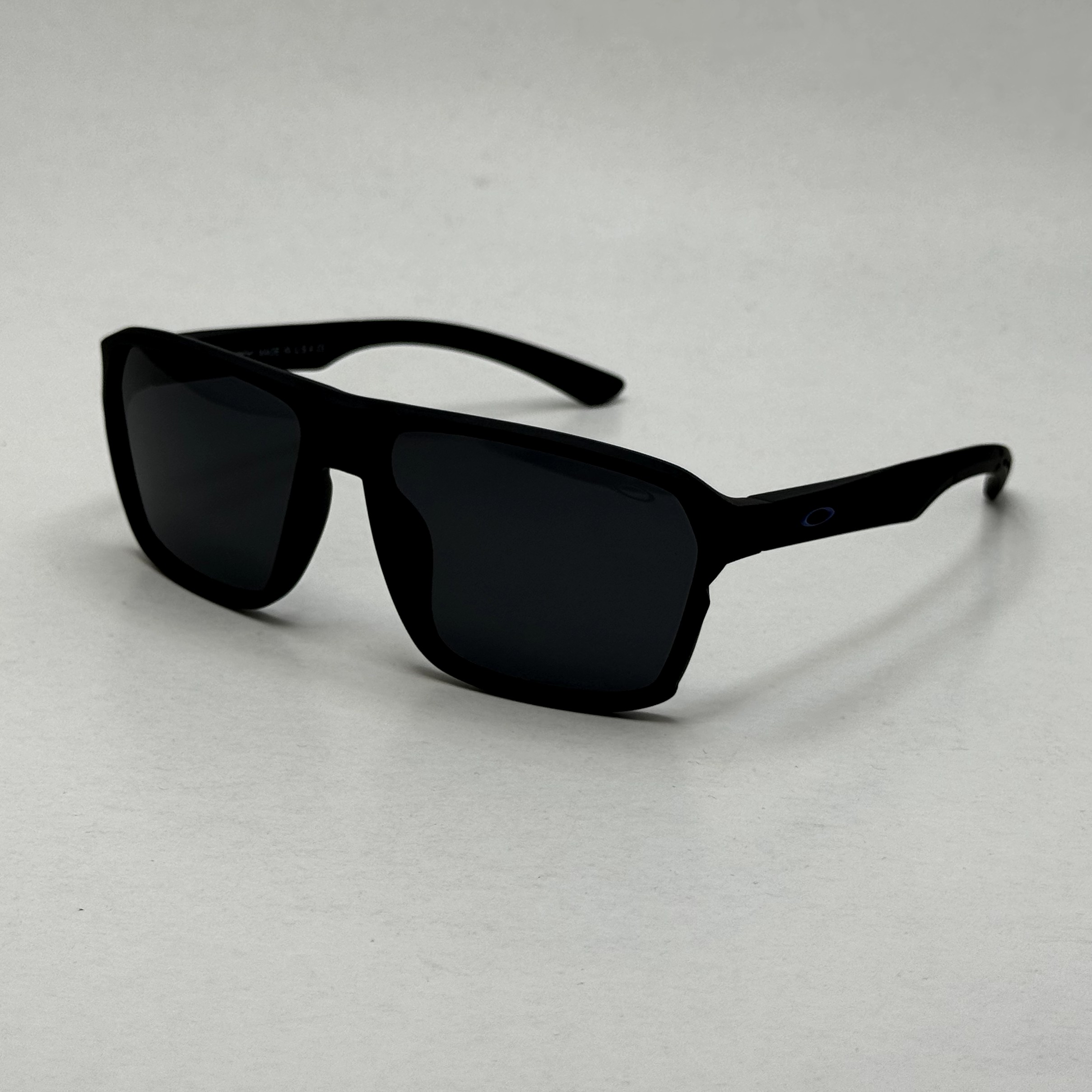 عینک اوکلی مستطیلی پلاریزه سبک OAKLEY آمریکایی مشکی کد WG83107