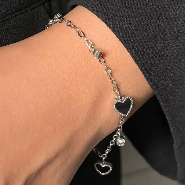 دستبند زنانه و دخترانه استیل طرح آویز قلب و تک نگین ضد حساسیت رنگ ثابت کد atk (پس کرایه)