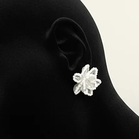 گوشواره زنانه جواهری طرح گل برجسته آبکاری نقره ضد حساسیت رنگ ثابت کد zmc (پس کرایه)