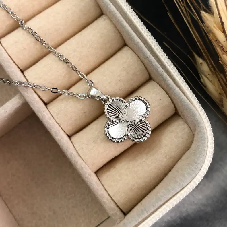 گردنبند زنانه مدل ونکلیف Vancleef رنگ نقره ای آبکاری درجه یک نقره ضد حساسیت رنگ ثابت کد zsm (پس کرایه)
