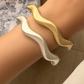 دستبند بنگل النگویی زنانه مینیمال طرح موج دار در دو رنگ طلایی و نقره ای آبکاری نقره رنگ ثابت کد zmc (پس کرایه)