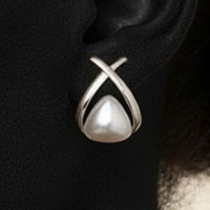 گوشواره های زنانه مینیمال در طرح دم وال نگین کاری شده رنگ کاملا ثابت کد ztj (پس کرایه)