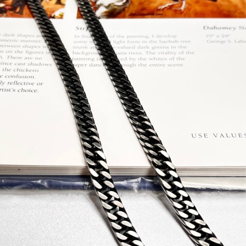 گردنبند مردانه طرح کارتیه Cartier سیاه قلم جنس استیل عیار 316 رنگ کاملا ثابت کد ztk (پس کرایه)