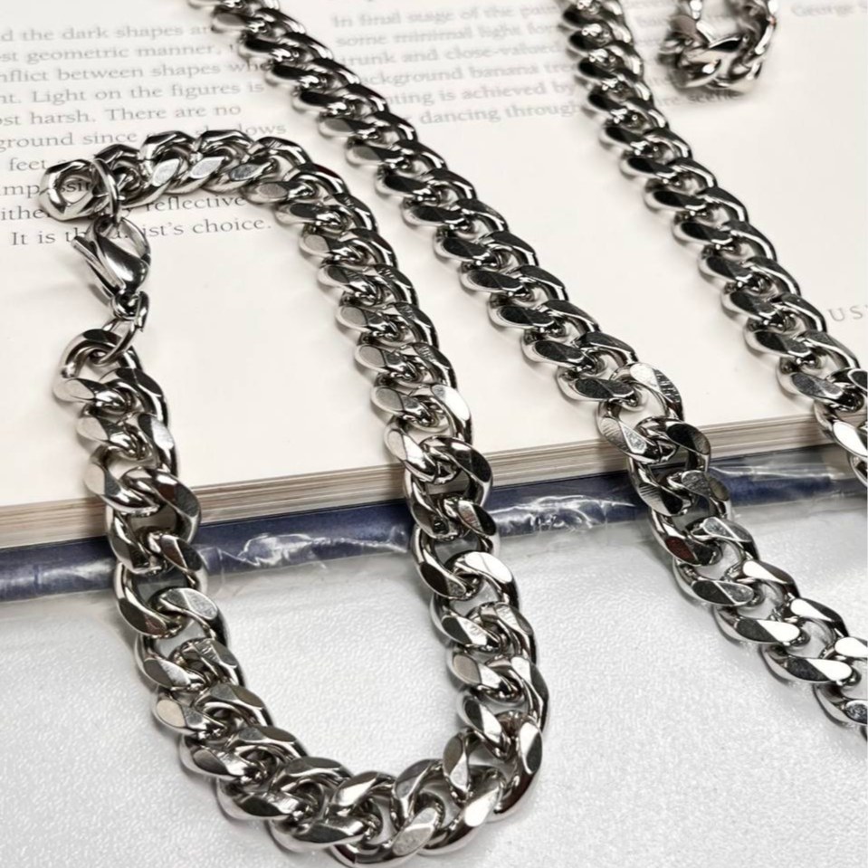 ست گردنبند و دستبند مردانه مدل کارتیر Cartier جنس استیل عیار 316 رنگ کاملا ثابت کد ztk (پس کرایه)