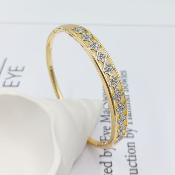 دستبند زنانه طرح ونکلیف VanCleef نگین کاری شده فری سایز freesize رنگ ثابت کد zmp (پس کرایه)