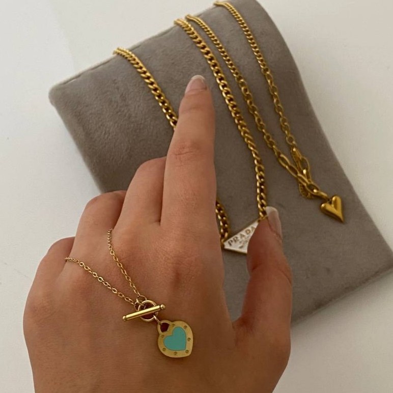 گردنبند زنانه مینیمال طرح قلب و پرادا Prada فری سایز Freesize رنگ کاملا ثابت کد tj (پس کرایه)