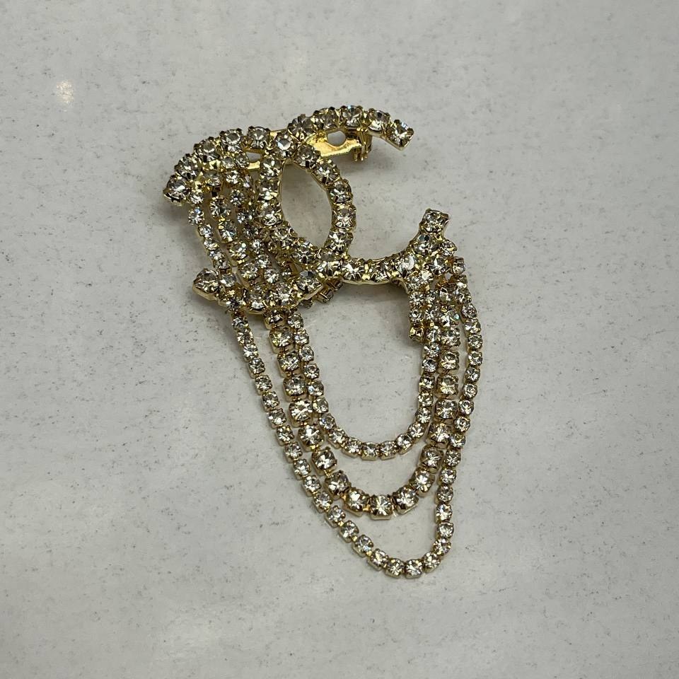 گل سینه نگین جواهری مدل شنل Chanel نقره ای تنوع طرح رنگ کاملا ثابت کد bn (پس کرایه)