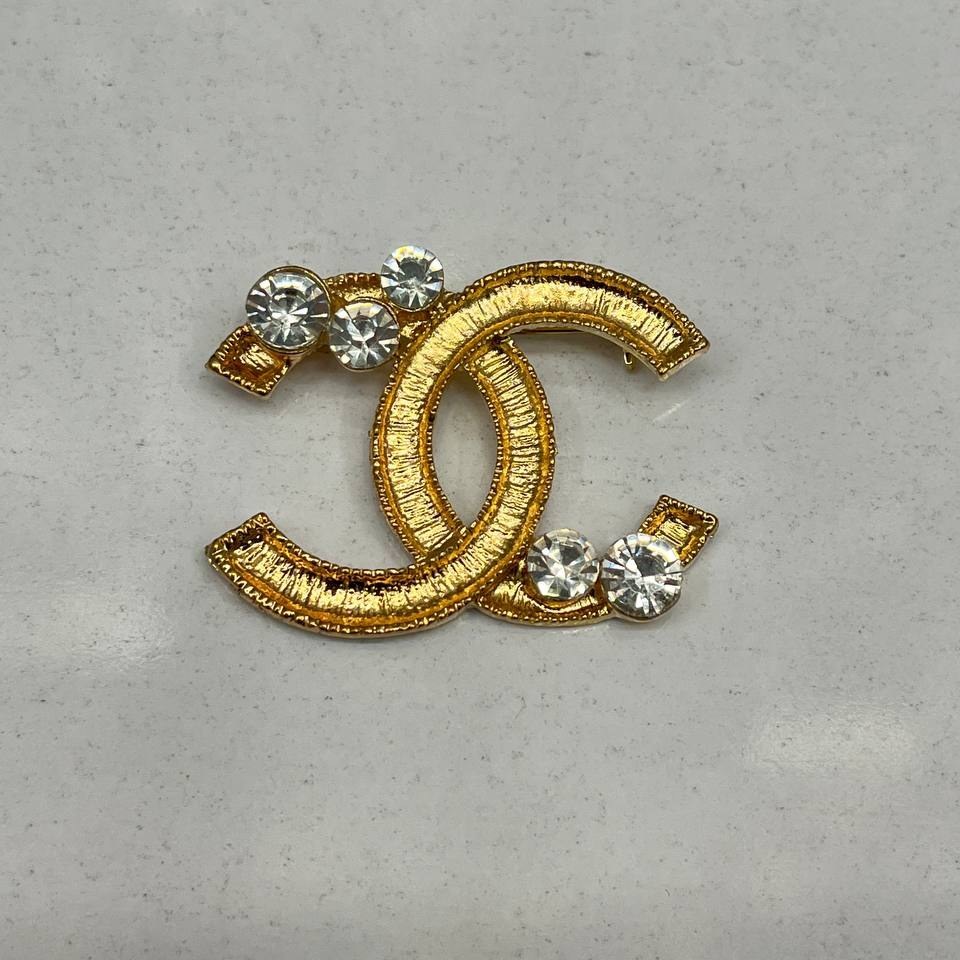 گل سینه نگین جواهری مدل شنل Chanel تنوع طرح رنگ کاملا ثابت کد bn (پس کرایه)