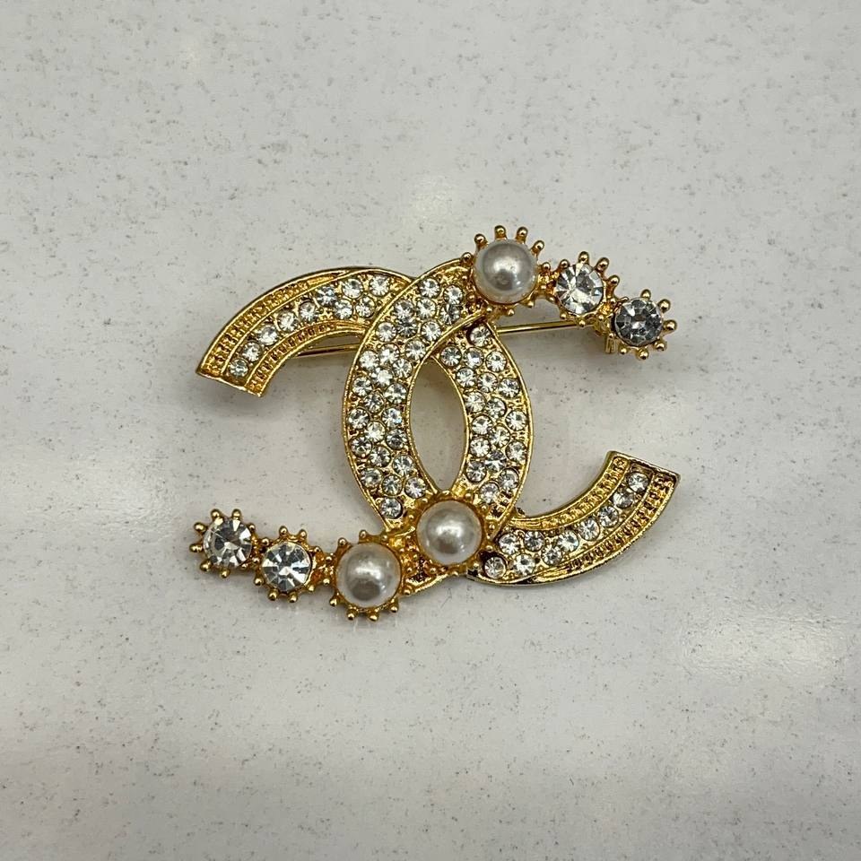 گل سینه نگین جواهری طرح شنل Chanel تنوع طرح رنگ کاملا ثابت کد bn (پس کرایه)