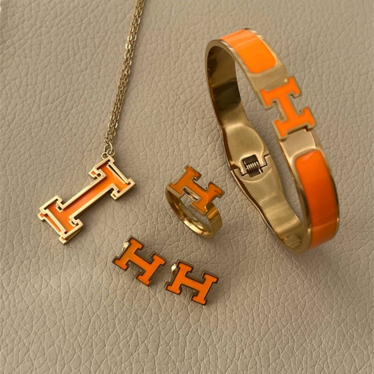 سرویس کامل گردنبند و دستبند و انگشتر و گوشواره زنانه طرح هرمس Hermes رنگ کاملا ثابت کد tj (پس کرایه)