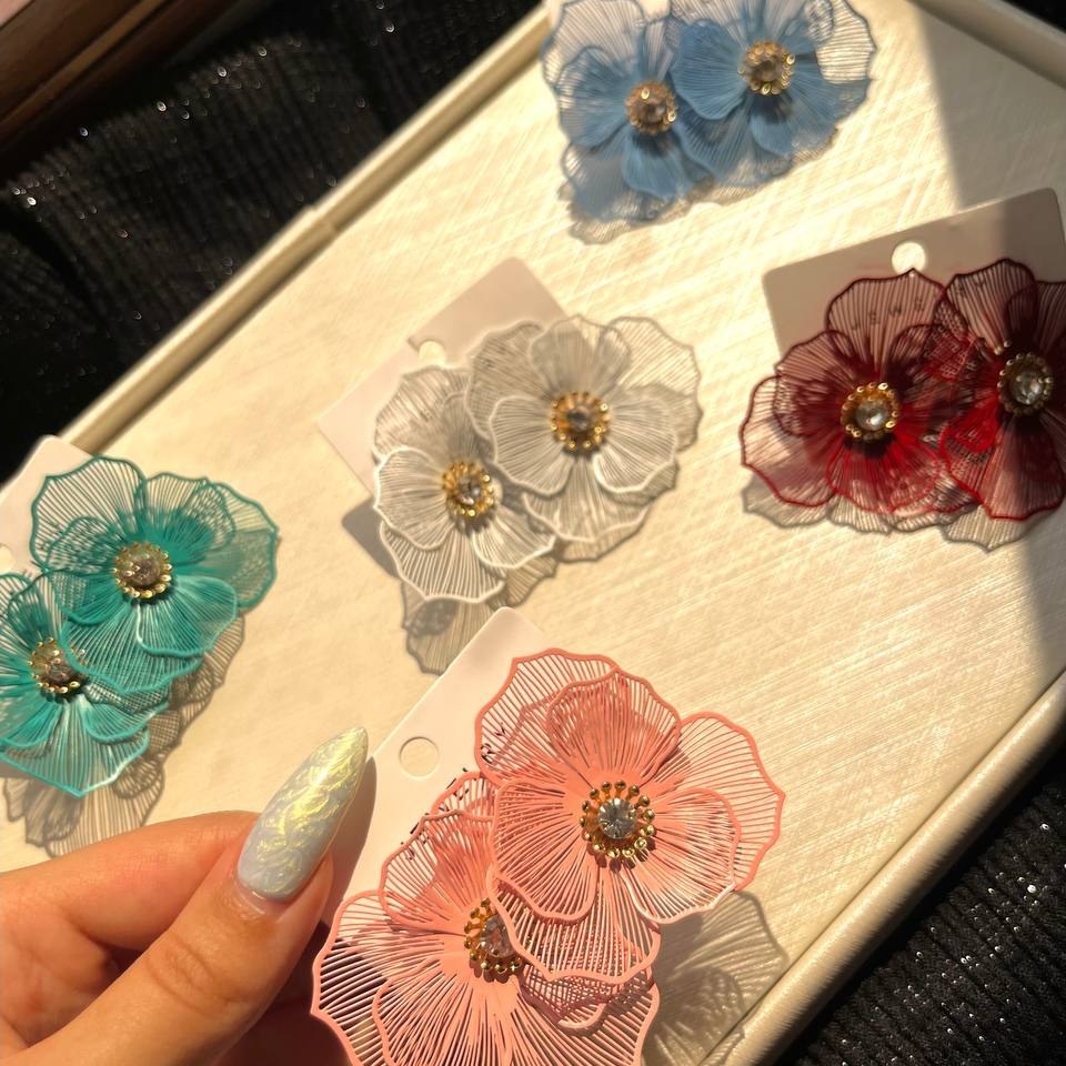 گوشواره آبکاری نقره طرح گل توری فشن تنوع رنگ رنگ ثابت کد sm (پس کرایه)
