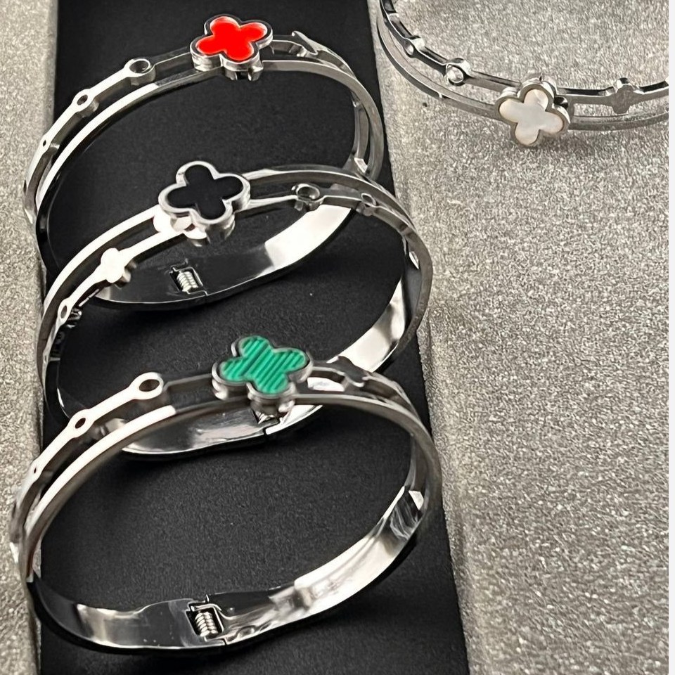 دستبند النگویی و بنگل استیل زنانه طرح گل ونکلیف Vancleef رنگبندی رنگ ثابت کد ki (پس کرایه)
