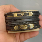 دستبند چرمی قفل و پلاک استیل مردانه طرح گوچی Gucci کیفیت چرم عالی در تنوع طرح رنگ ثابت کد bn (پس کرایه)