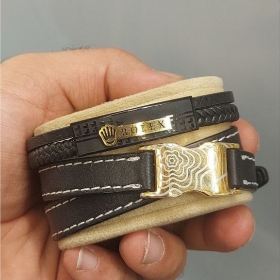 دستبند چرمی قفل و پلاک استیل مردانه کارتیر Cartier کیفیت چرم عالی تنوع طرح رنگ ثابت کد bn (پس کرایه)