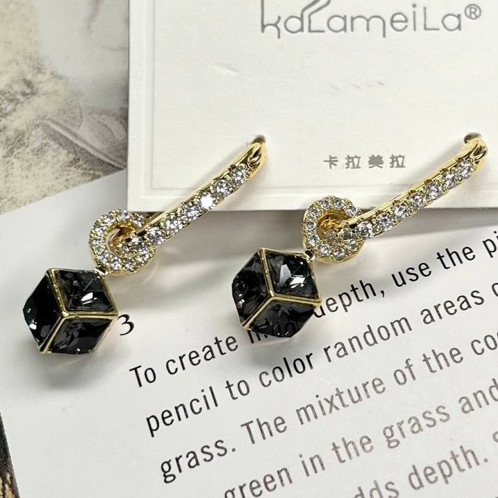 گوشواره طرح جواهری (میخ نقره) طرح مکعب و نگین رنگ ثابت کد tk (پس کرایه)
