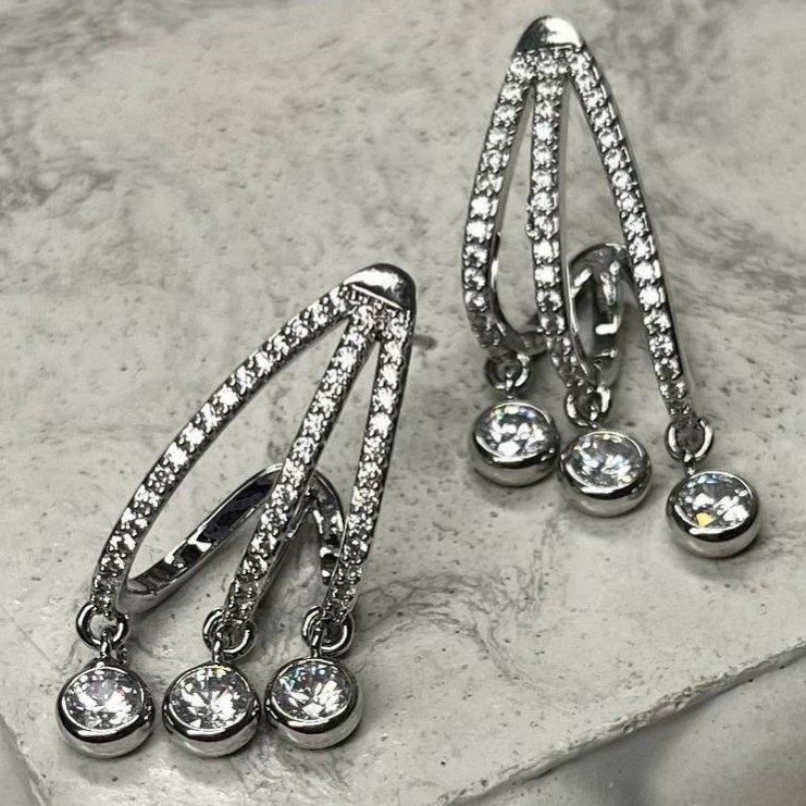 گوشواره طرح جواهری (میخ نقره) طرح سه نگین آویز رنگ ثابت کد tk (پس کرایه)
