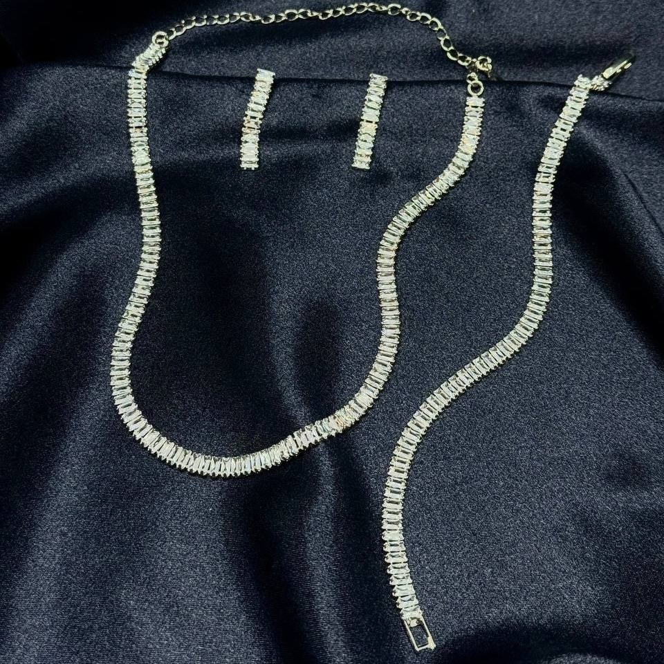 نیم ست گردنبند و دستبند و گوشواره طرح جواهری زنانه طرح تنیسی باگت رنگ ثابت کد sm (پس کرایه)