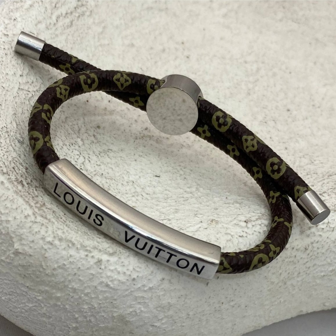 دستبند چرمی قفل استیل مردانه طرح لویی ویتون LOUIS VUITTON کیفیت چرم عالی رنگ ثابت کد tj (پس کرایه)