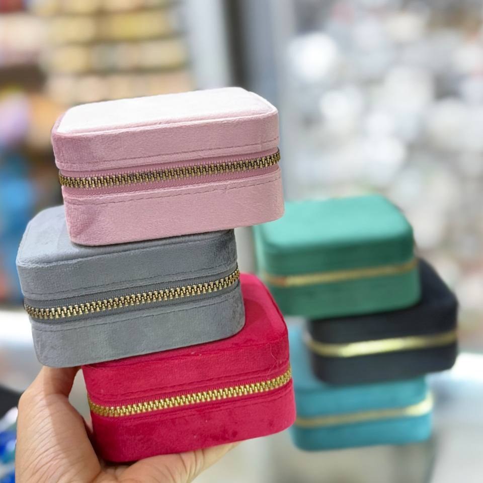 جعبه نظم دهنده جواهرات مدل مربع مخملی زیپ دار در تنوع رنگ کد sm (پس کرایه)