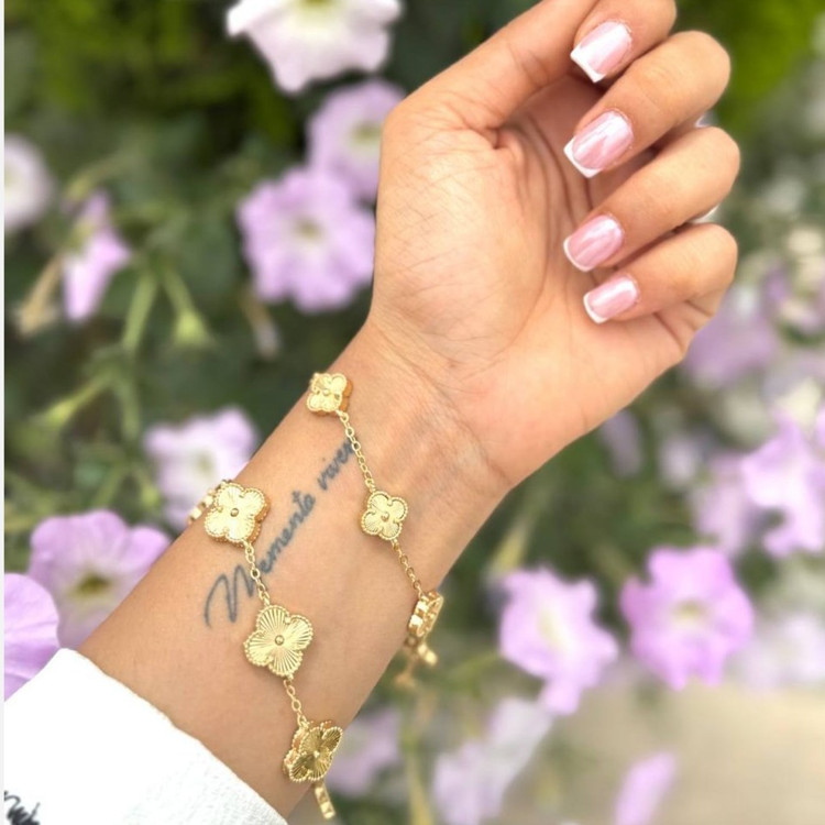 دستبند استیل زنانه طرح گل ونکلیف Vancleef رنگ ثابت کد sm (پس کرایه)