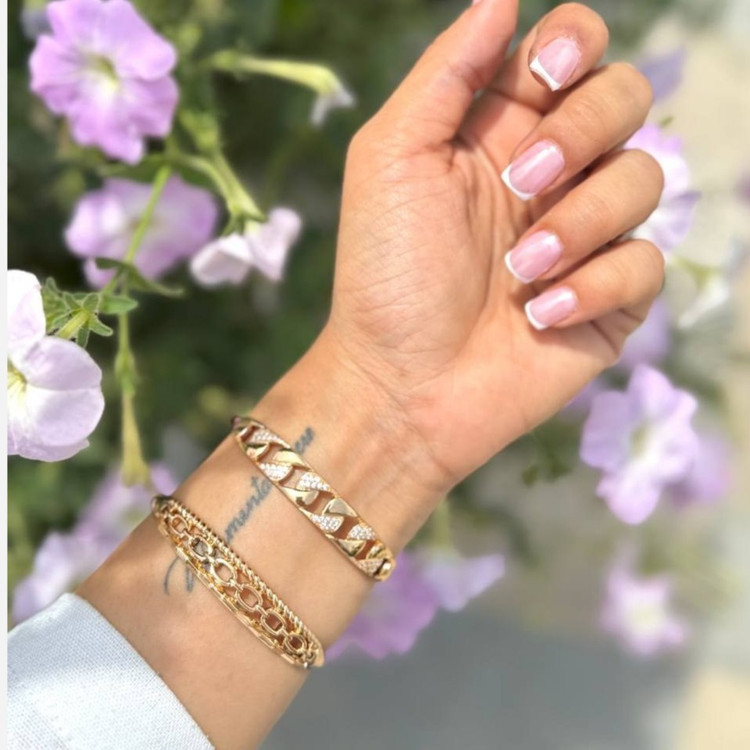 دستبند استیل زنانه طرح کارتیر پهن نگین دار در دو طرح رنگ ثابت کد sm (پس کرایه)