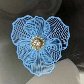 گوشواره آبکاری نقره طرح گل درشت توری وسط نگین میخی رنگ ثابت کد sm (پس کرایه)