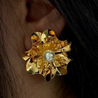 گوشواره آبکاری نقره زنانه طرح مینیمال گل وسط مروارید گرد رنگ ثابت کد sm