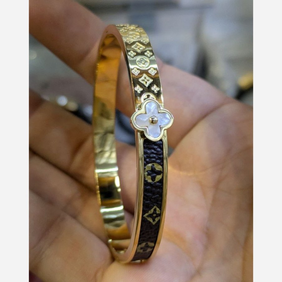 دستبند النگویی و بنگل استیل زنانه طرح ورساچ versace تنوع طرح رنگ ثابت کد sh