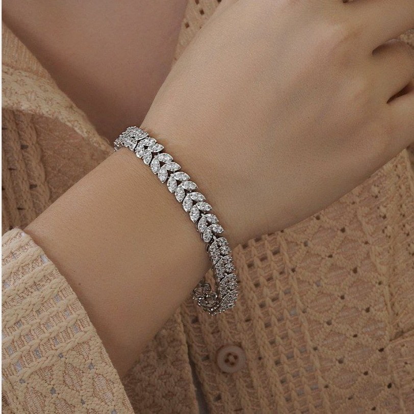 دستبند زنانه فول نگین جواهریطرح برگ مخراج کاری بدون ریزش نگین رنگ ثابت کد MP