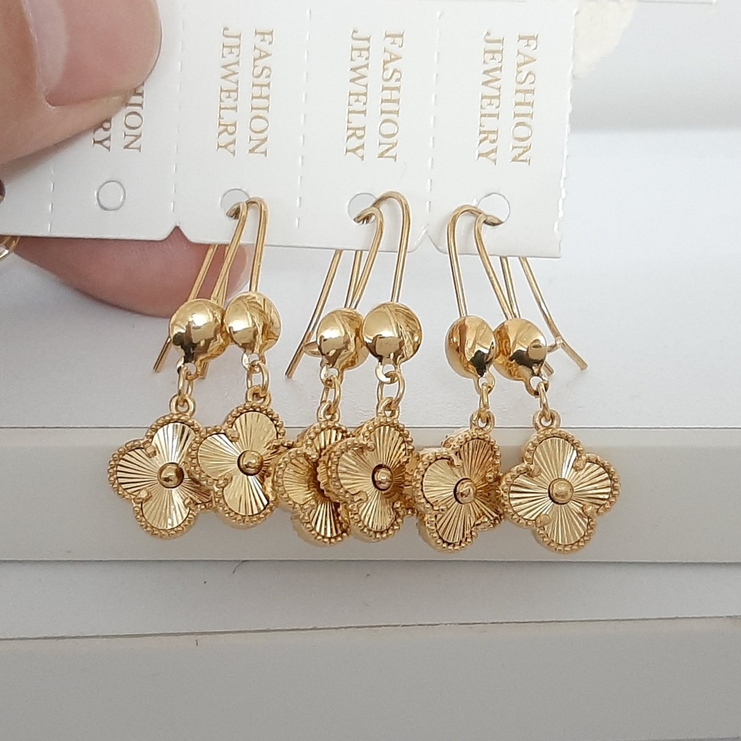 گوشواره ونکلیف وارداتی کاملا رنگ ثابت با آبکاری طلا و استفاده مدام ورق بزنید لطفا