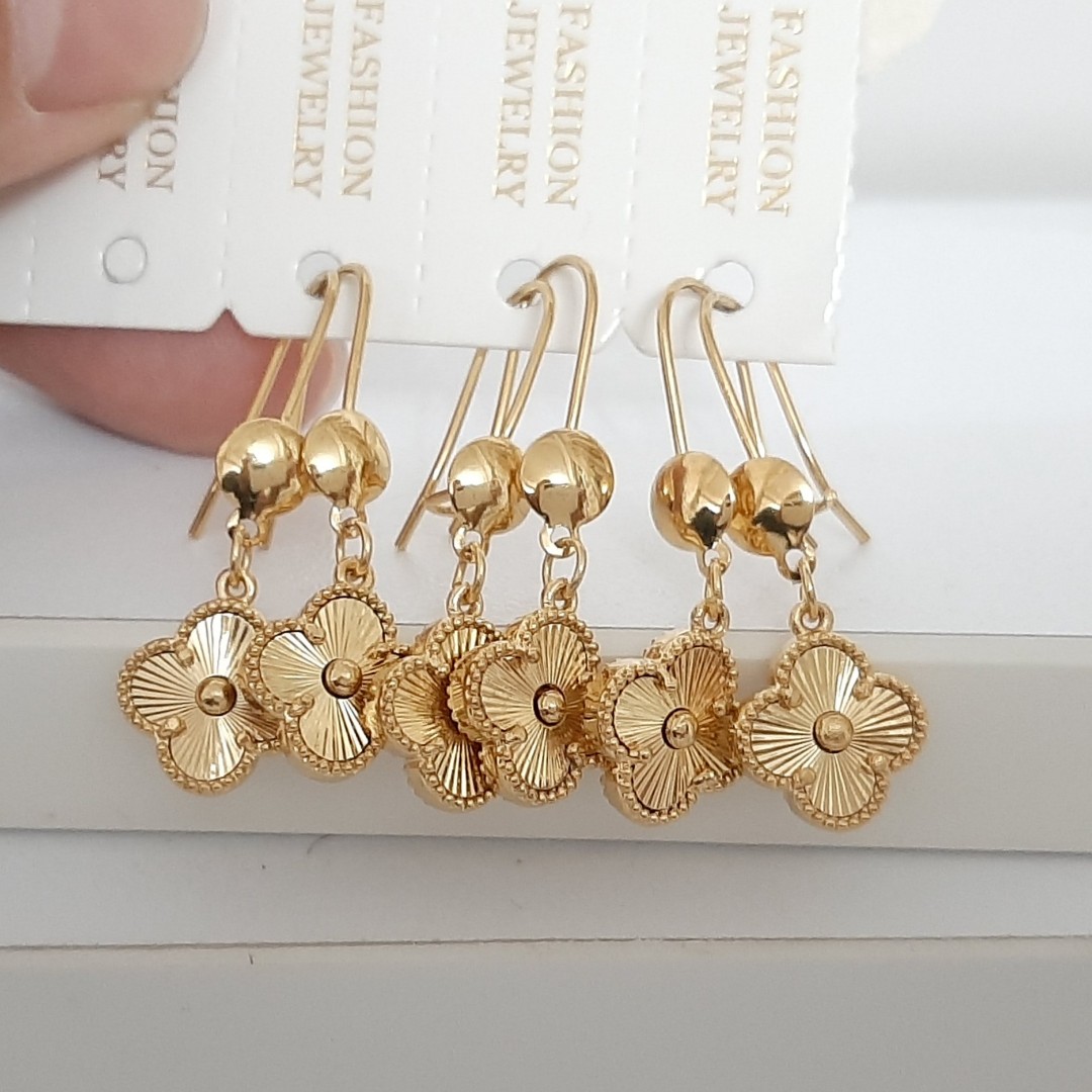 گوشواره ونکلیف استیل کاملا رنگ ثابت با آبکاری طلا و مناسب استفاده مدام ورق بزنید لطفا