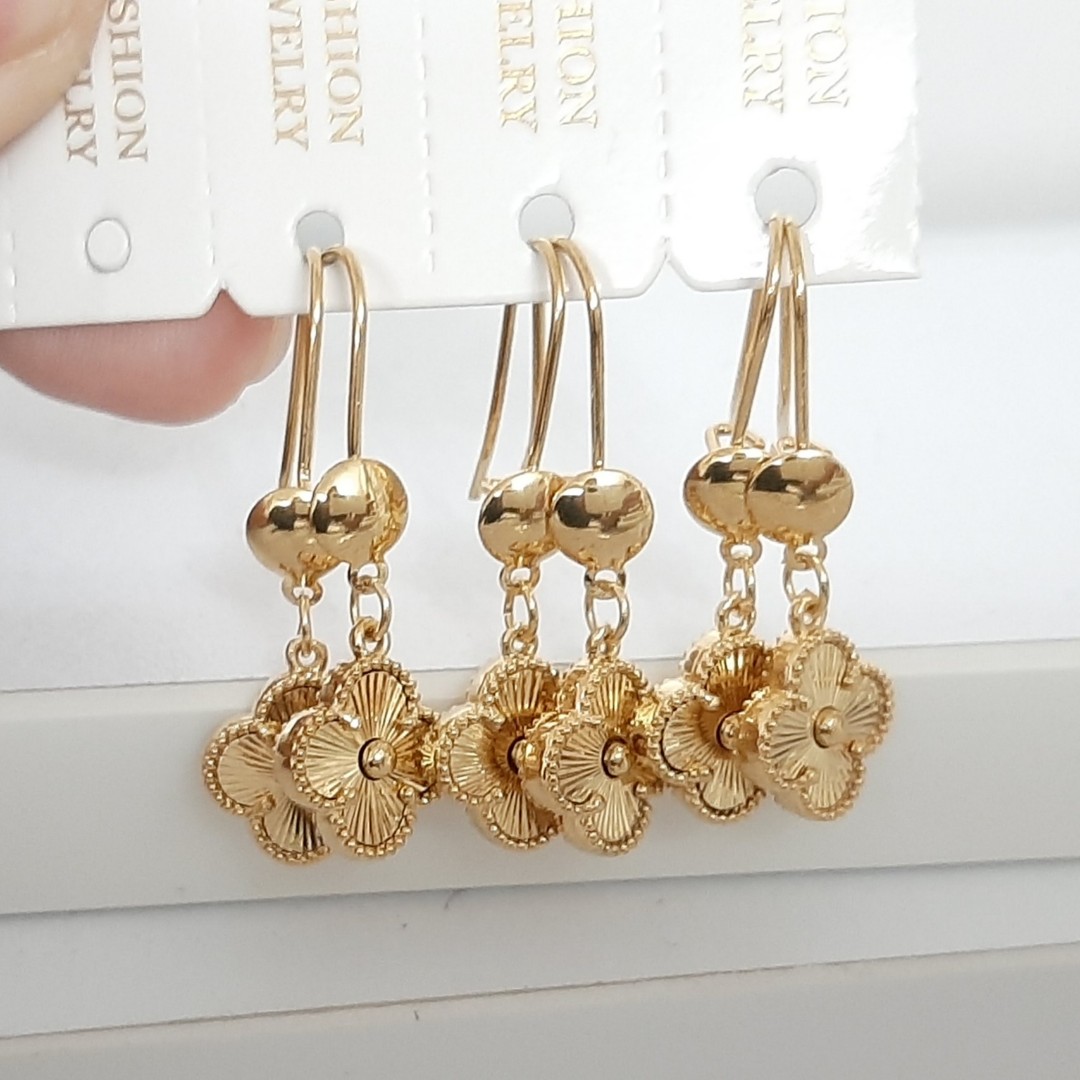 گوشواره ونکلیف استیل کاملا رنگ ثابت با آبکاری طلا و مناسب استفاده مدام ورق بزنید لطفا