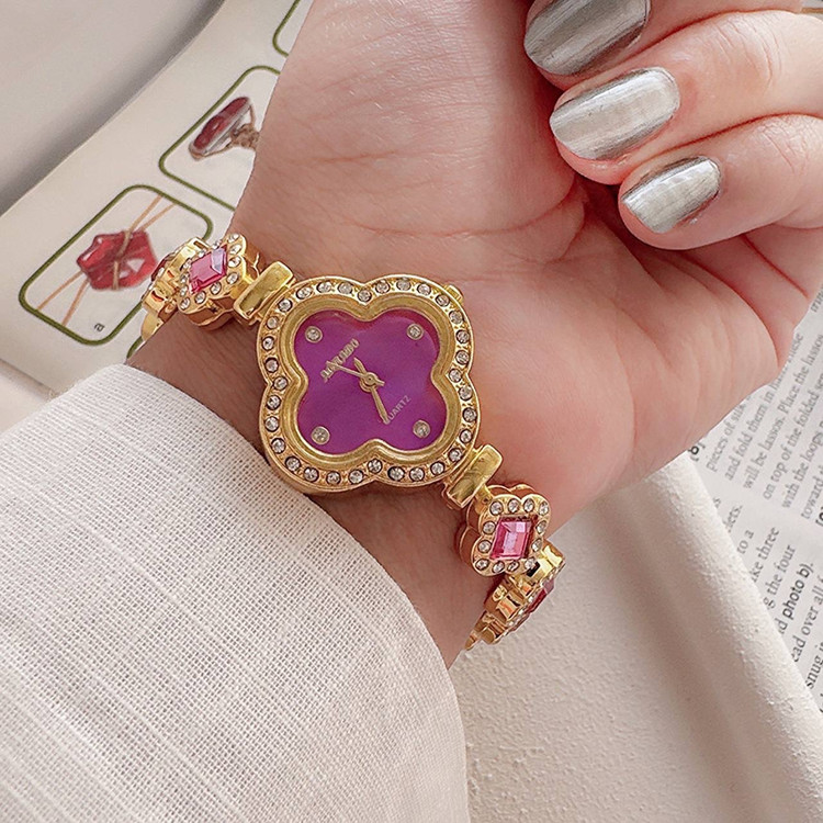 ست جذاب ساعت مچی زنانه و دخترانه نگین دار و جواهری ونکلیف بهمراه انگشتر کریستال پروانه و آویز ساعت ارسال رایگان