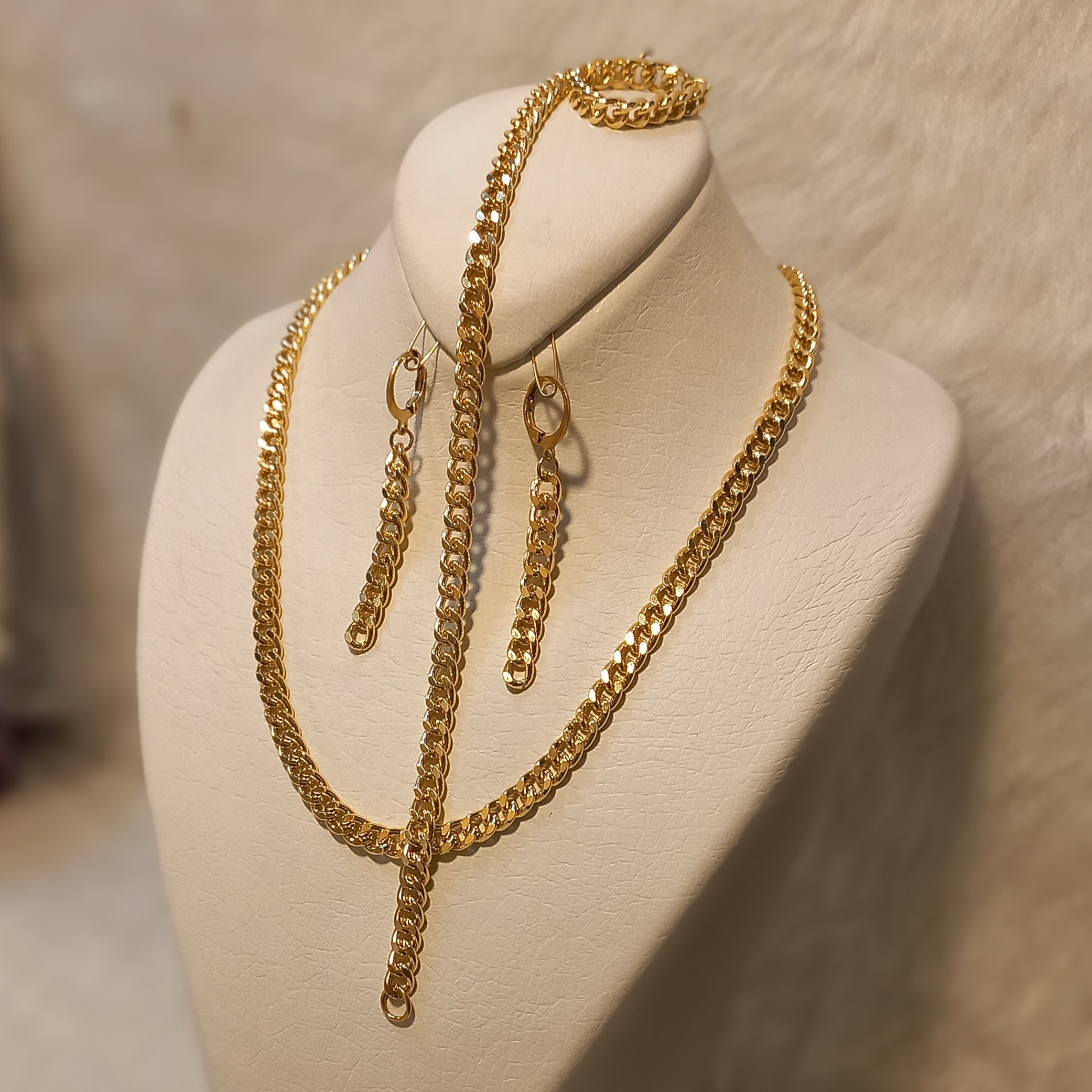 سرویس بدل آب طلا شده رنگ ثابت ضخامت 5میل شامل گردنبند و دستبند و گوشواره و انگشتر( این سرویس ضدحساسیته)