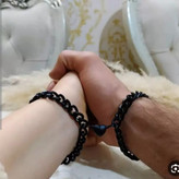 اکسسوری دستبند دوستی دستبند مگنتی شامل دوتا دستبند رنگ ثابت مشکی که با آهنربا به هم وصل میشه برای دوستان صمیمی و عشاق
