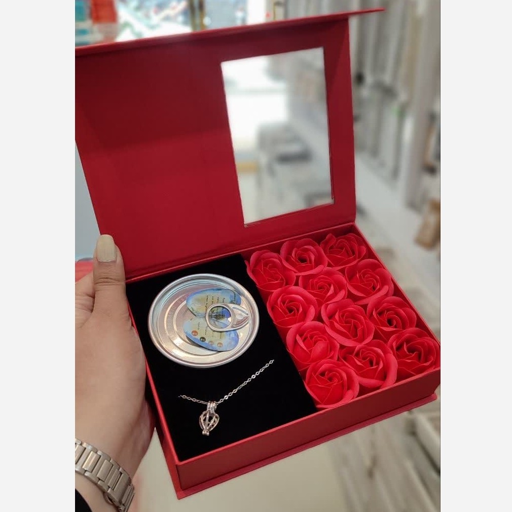 پک کادویی مروارید عشق به همراه گل رز باکس کادویی .