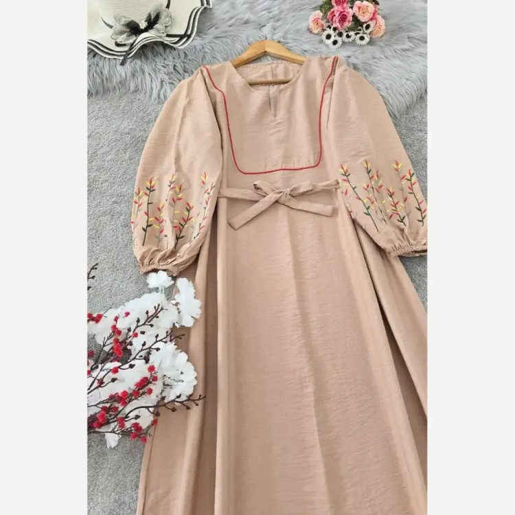 کفتان گلدوزی نرگسی جنس بابوس فری سایز رنگ نسکافه ای و زرشکی