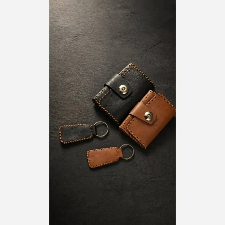ست جاکارتی و جاسوئیچی چرم طبیعی در رنگبندی مشکی و عسلی