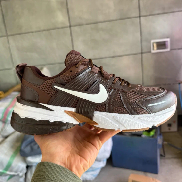 کفش پیاده روی مردانه نایک مدل V2K رنگ قهوه ای با زیره EVA سبک و رویه تنفس پذیر