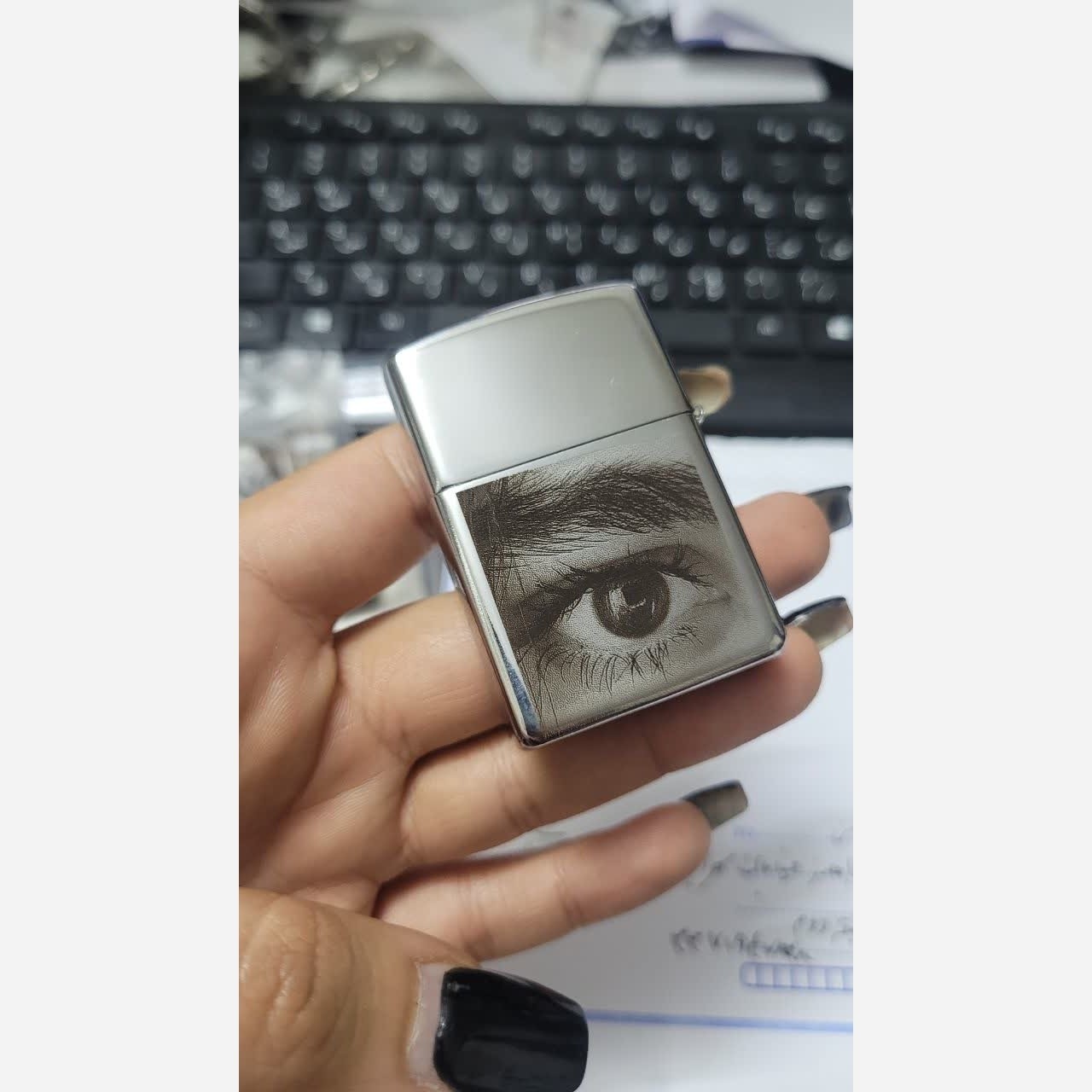 فندک بنزینی با حک عکس و متن جنس استیل رنگ ثابت در دو رنگ مشکی و نقره ای