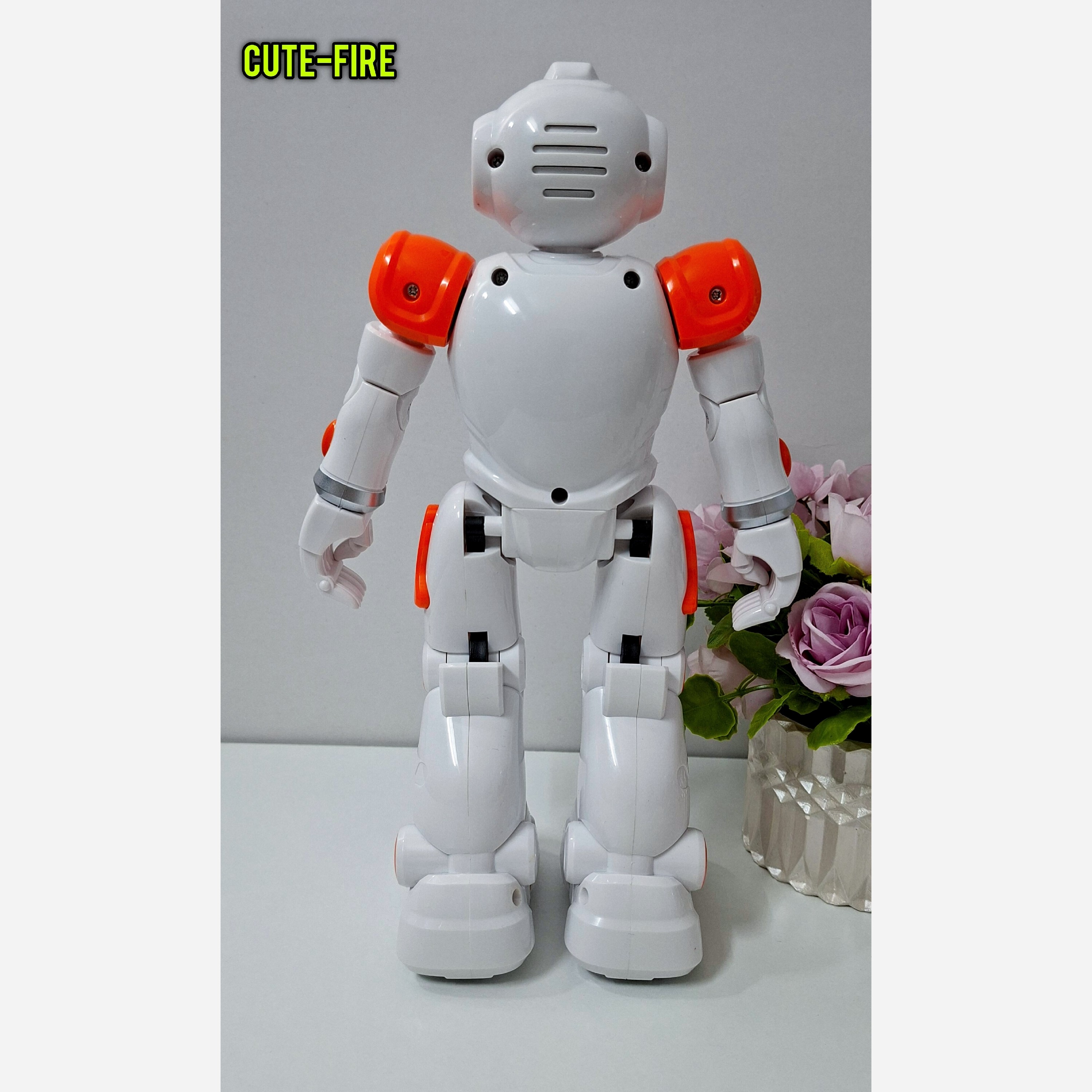 اسباب بازی ربات کنترلی شارژی سنسور دار(کنترل ربات با حرکات دست) با کیفیت وارداتی