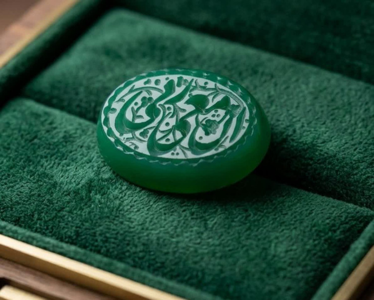 نگین عقیق سبز حکاکی ان معی ربی کد 5894