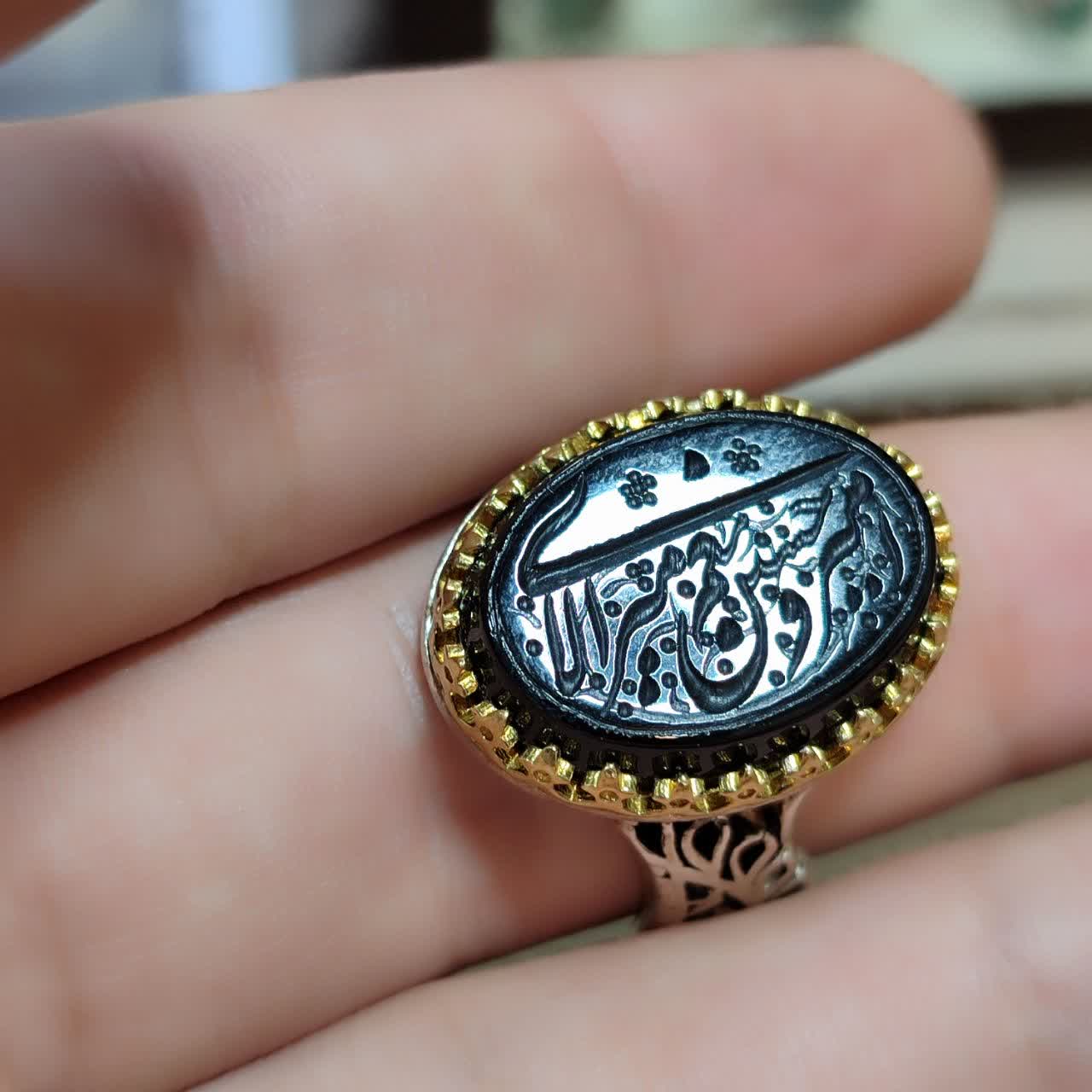 انگشتر نقره عقیق مشکی حکاکی امیری حسین ونعم الامیر - رکاب تاج برنجی کد 3895