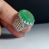 خرید انگشتر حرز امام جواد عقیق سبز با رکاب طرح ضریح؛ پنجرهای رو به آرامش کد 2125