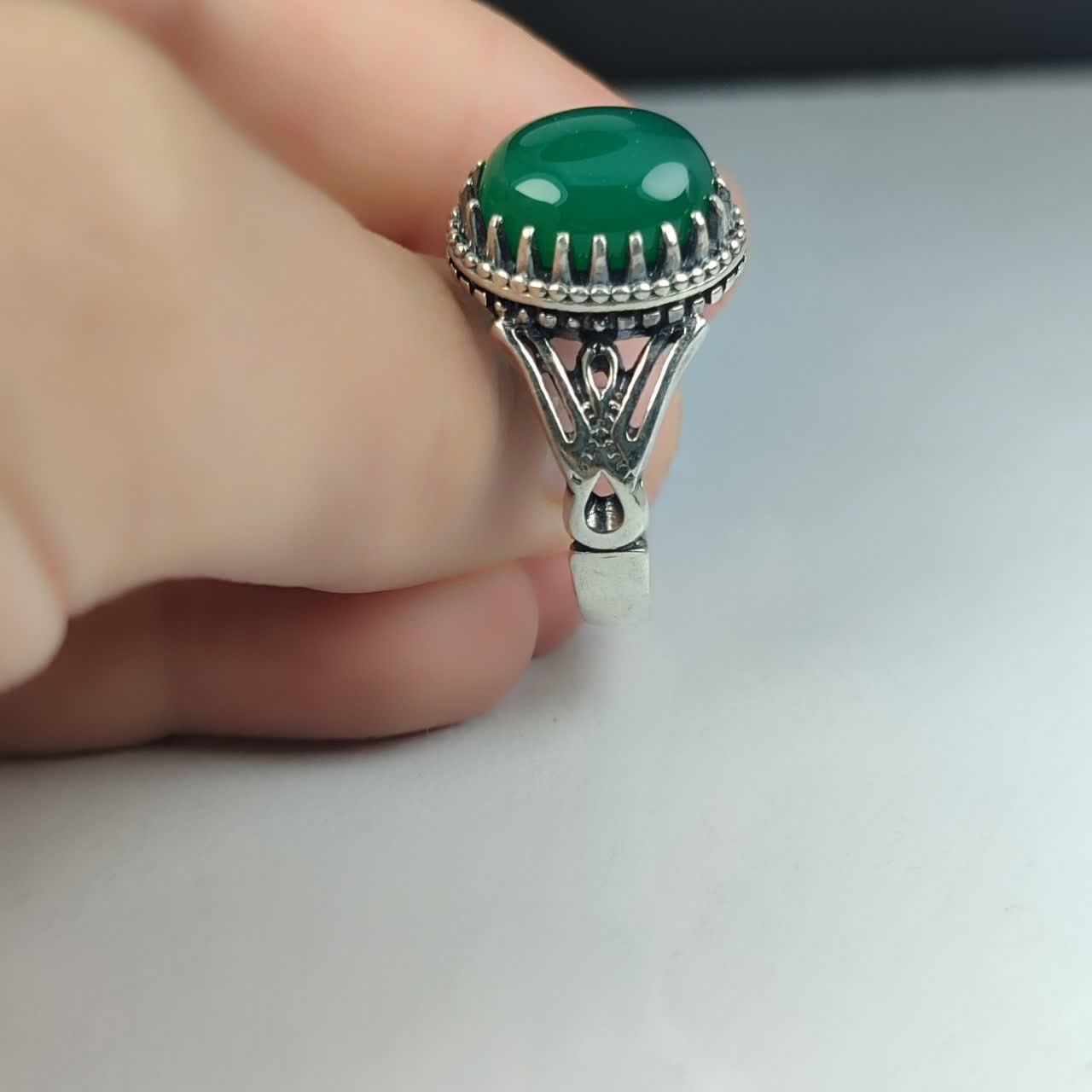 خرید انگشتر عقیق سبز با رکاب طرح شمعی؛ درخشش آرامش در دستان شما کد 2006