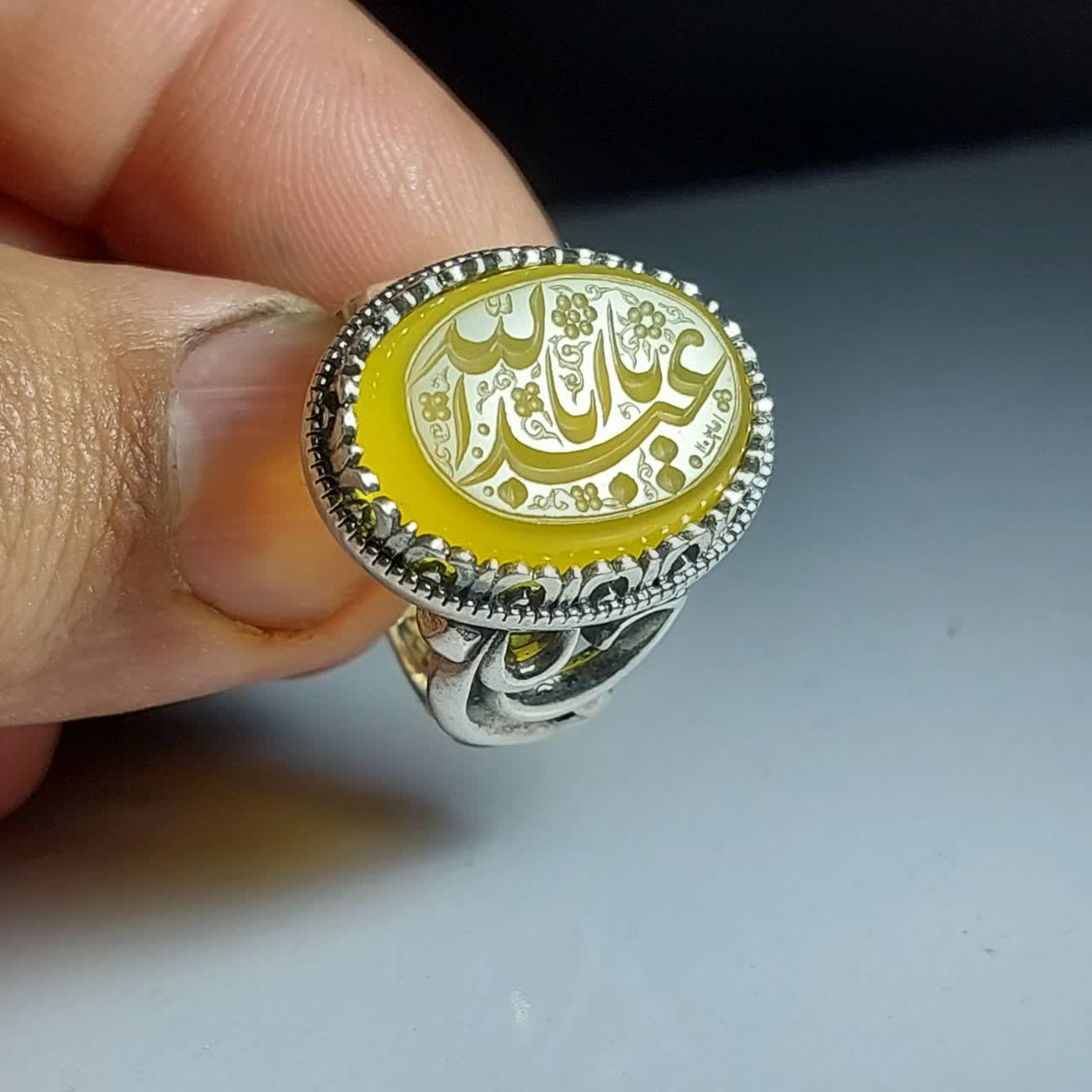 خرید انگشتر عقیق زرد خطی مردانه با ذکر یا اباعبدالله الحسین (ع) کد 1859